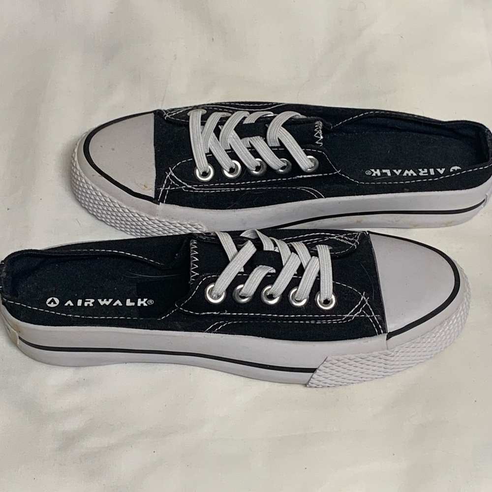 Airwalk Women's Black Canvas Low-Back Sneakers Sz 6
